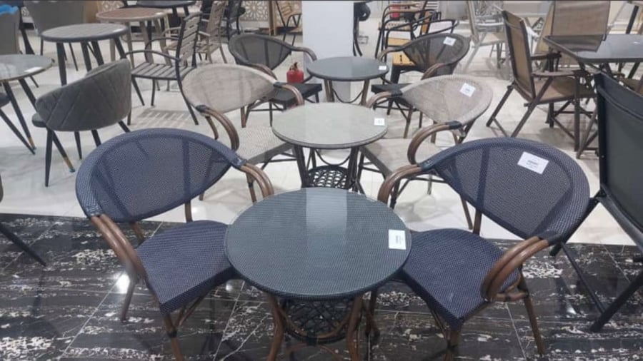Set of 4 chairs that can withstand heat and rain, beige color