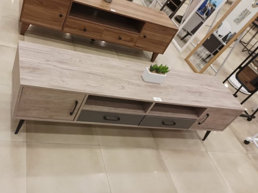 طاولة تلفزيون