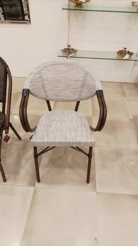 كرسي خارجي لون بيج