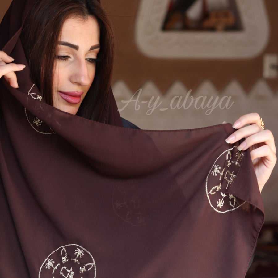 طرحه بشعار يوم التأسيس السعودي( شعار ذهبي ولون البني )