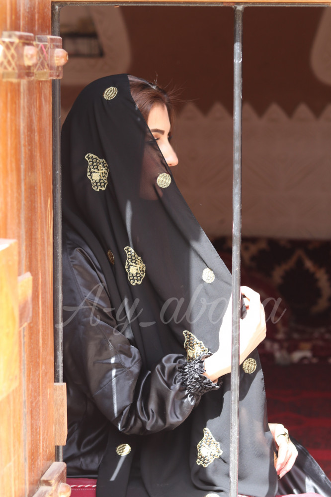 طرحه بتطريز الجزيره العربيه و الدوائر الذهبيه