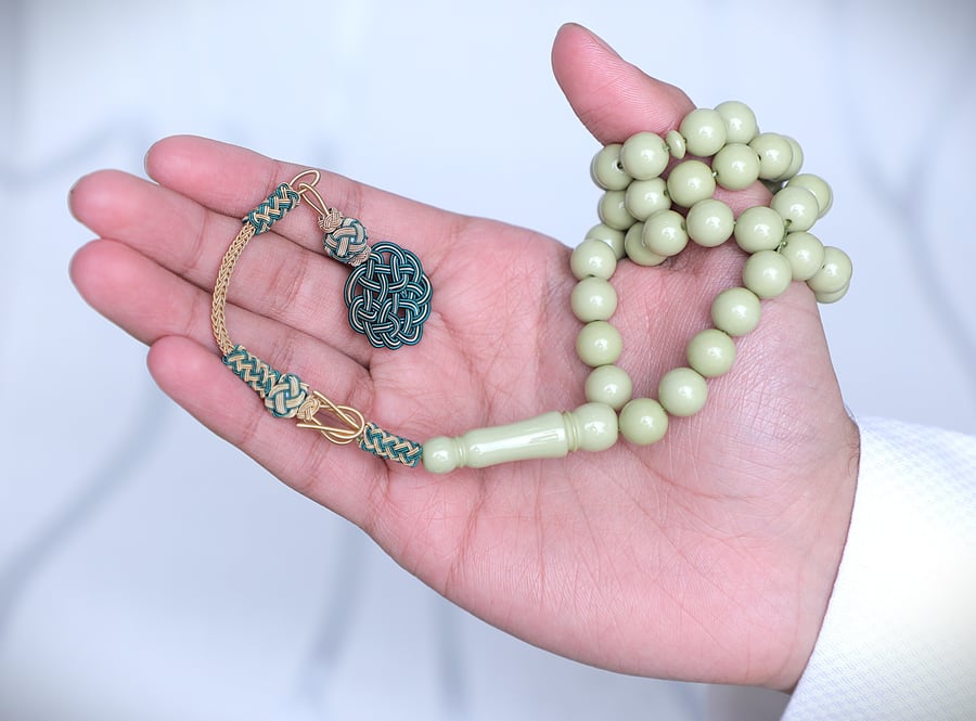 سبحة من البكلايت مشغولة يدوياً