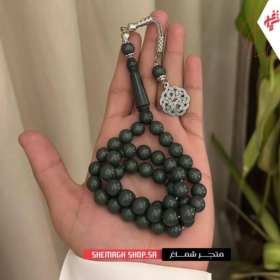 مسباح بكلايت لون زيتي مع كركوشة فضية يبرز فخامة الإكسسوارات الرجالية