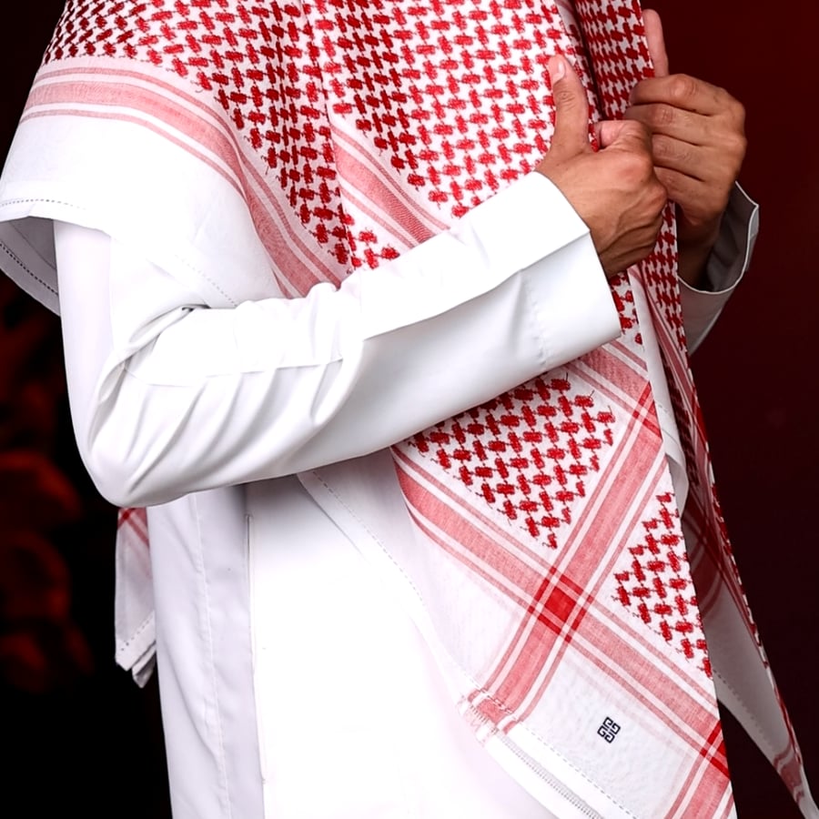 شماغ جفنشي كلاسيك أحمر  و أبيض من قطن إنجليزي عالي الجودة و بأفضل سعر