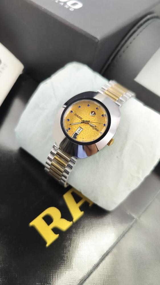 تفاصيل ميناء ساعة Rado DiaStar يوضح شعار المرساة المتحرك الذي يميز ها