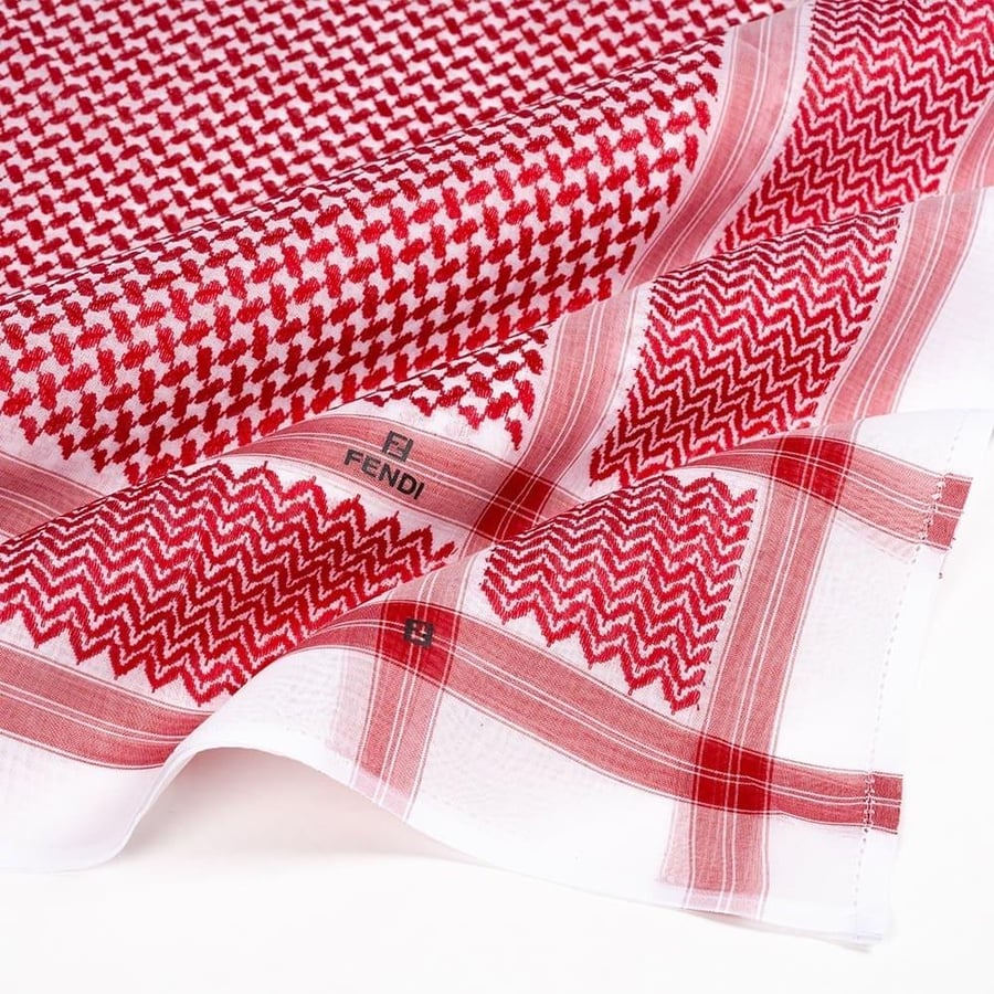 تفاصيل نقشة شماغ فندي أحمر مع شعار الماركة وتطابق الأطراف الدقيق