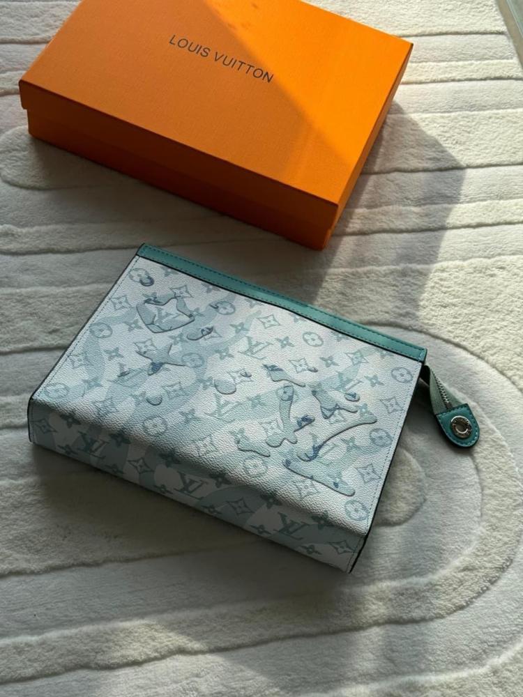 باوتش LV لون سماوي فاتح بنقشة بارزة وتصاميم فنية راقية