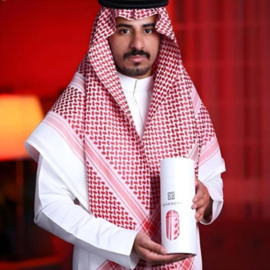 إطلالة شماغ جفنشي 2025 الإصدار الخاص بالعلبة الأسطوانية الجديدة