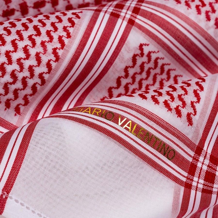 شماغ فالنتينو  ختم ذهبي ولون احمر زاهي و نقوش متقنه تجعله افضل شماغ