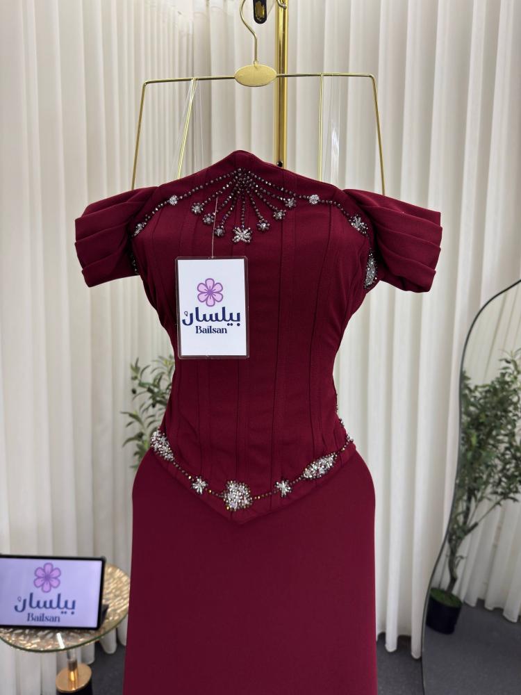 فستان طويل كريب بتطريز