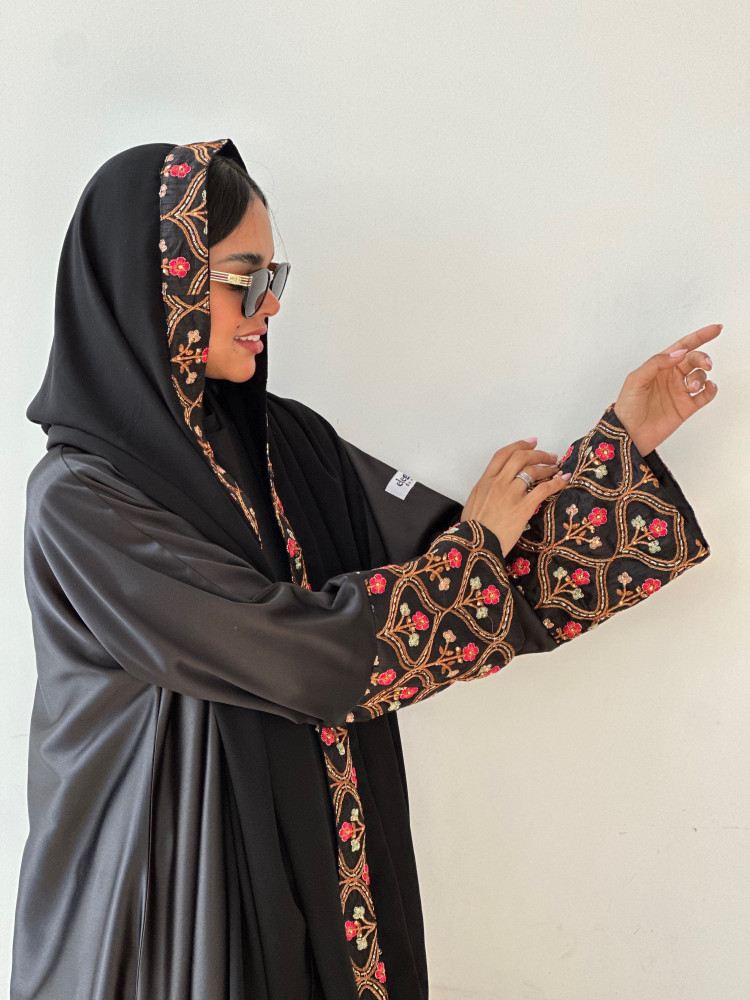 عباية لارا
