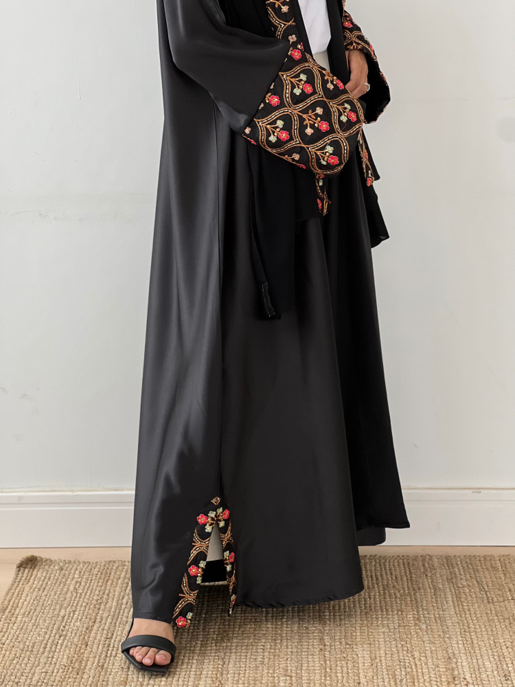عباية لارا