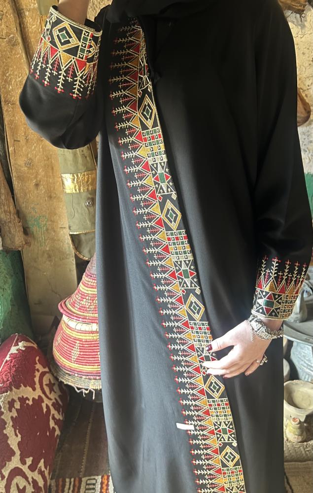 عباية مطرزة من الامام والاكمام بالقط العسيري مع طرحة مطرزة