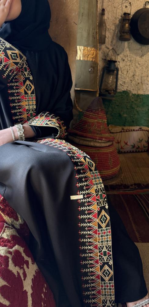 عباية مطرزة من الامام والاكمام بالقط العسيري مع طرحة مطرزة