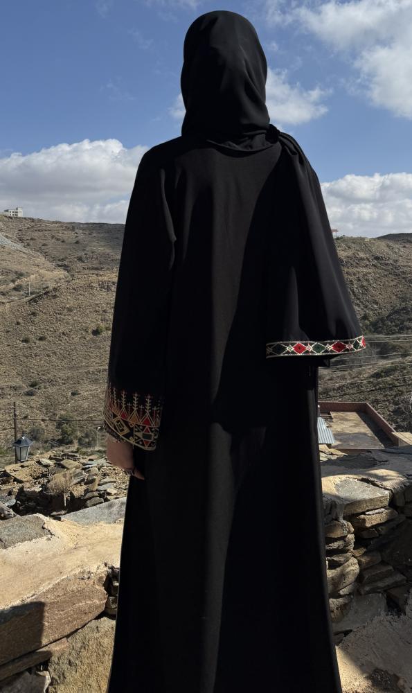 عباية مطرزة من الامام والاكمام بالقط العسيري مع طرحة مطرزة