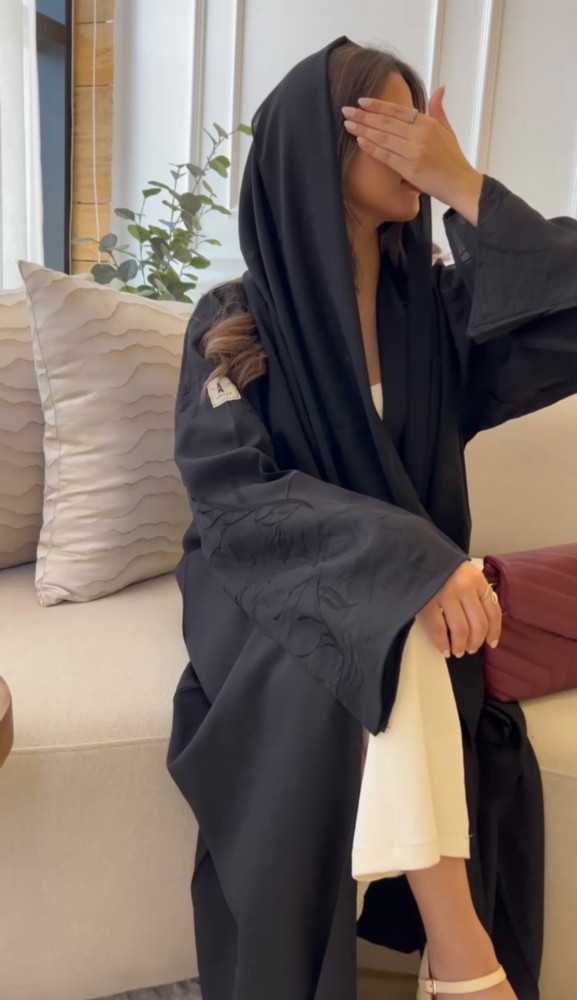 Abaya with embroidery on the sleeve black