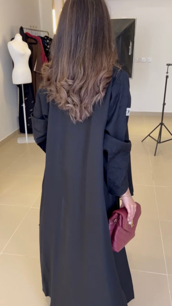 Abaya with embroidery on the sleeve black