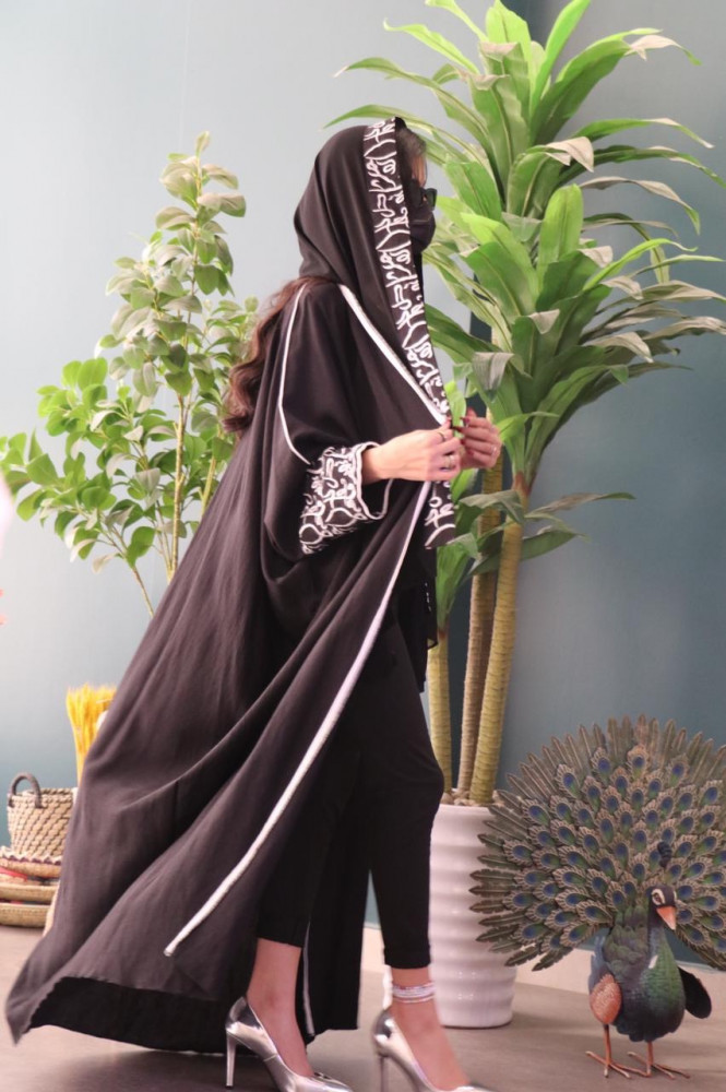 عباية بشت بتطريز الاحرف