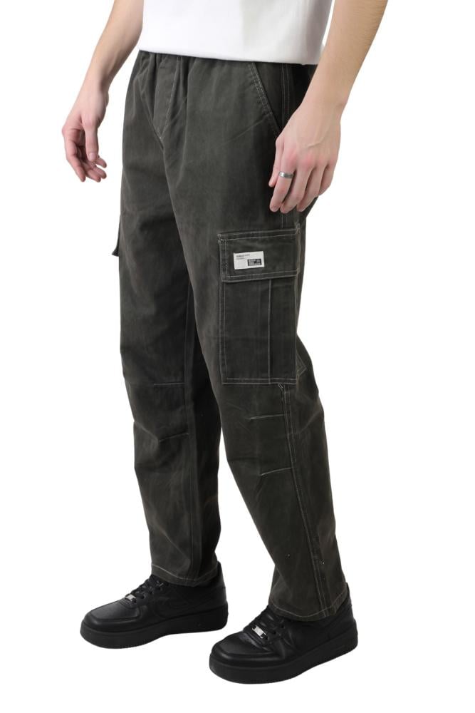 بنطال كارجو قطني مع تفاصيل خياطة مباينة.