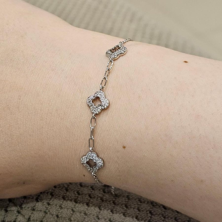 A flower-shaped hollow bracelet adorned with zircon, inspired by Van Cleef, silver color