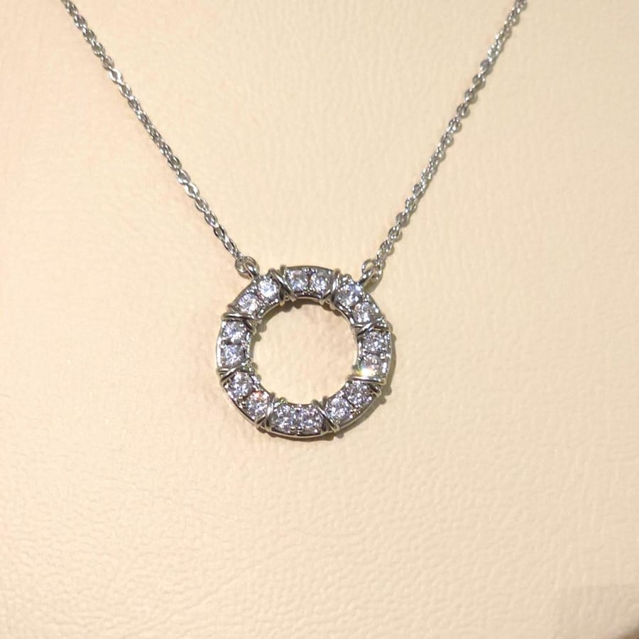 Silver circular necklace encrusted with zircon stones