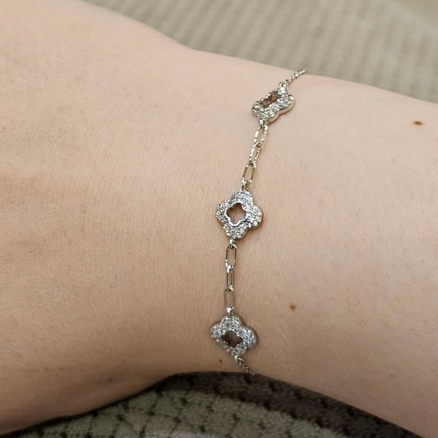 A flower-shaped hollow bracelet adorned with zircon, inspired by Van Cleef, silver color