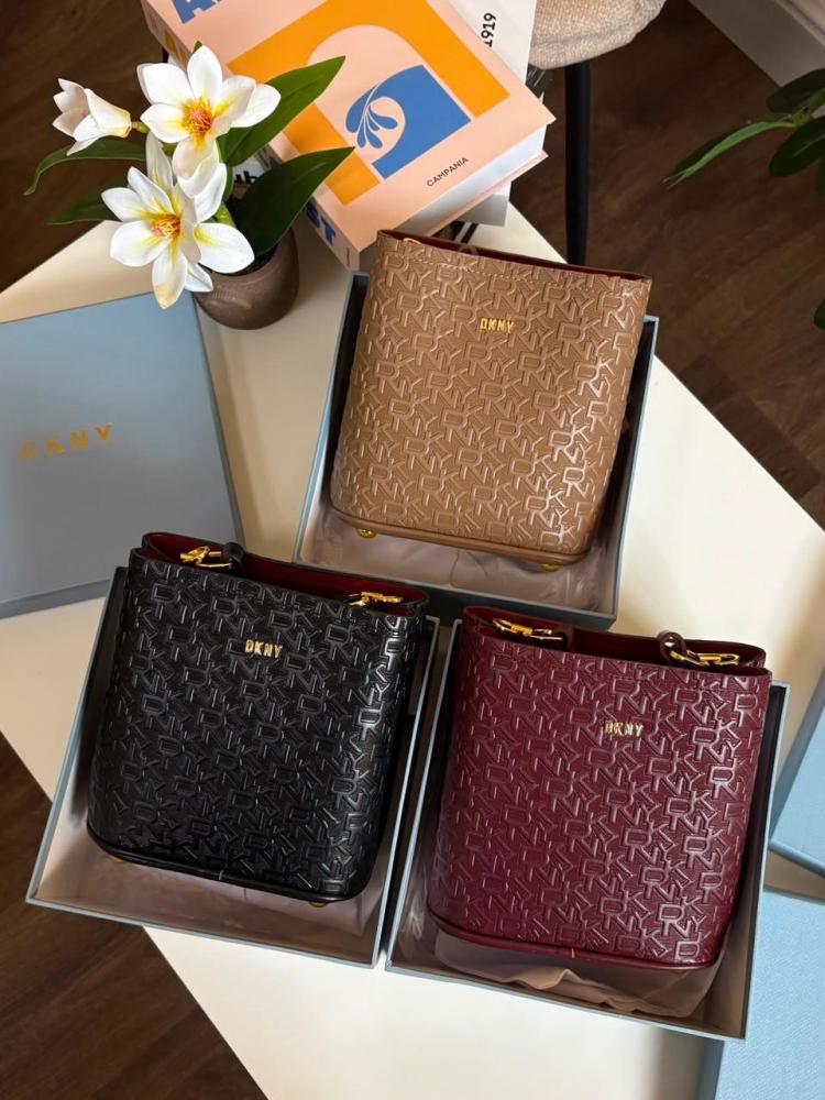 حقيبة يد نسائية ماركة دكني (DKNY) طراز دلو بنقشة مونوغرام