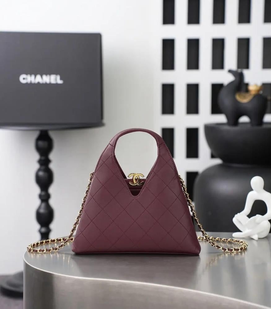 حقيبة يد نسائية ماركة شانيل CHANEL بألوان متعددة