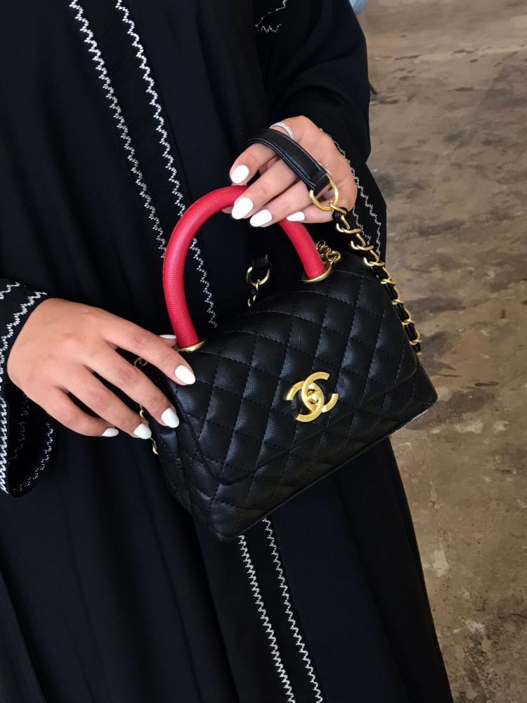 شنطة شانيل نسائية مبطنة باللون الأسود مع مقبض أحمر وسلسلة ذهبية