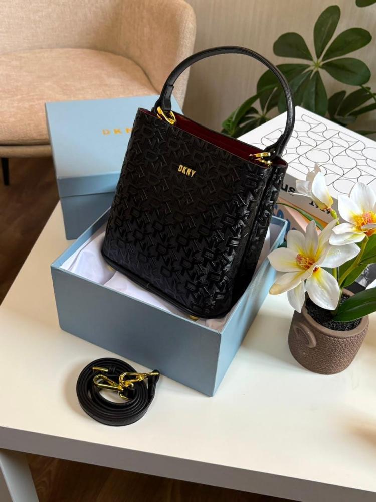حقيبة يد نسائية ماركة دكني (DKNY) طراز دلو بنقشة مونوغرام