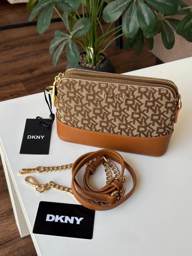 حقيبة يد نسائية من ماركة دكني DKNY بألوان متعددة