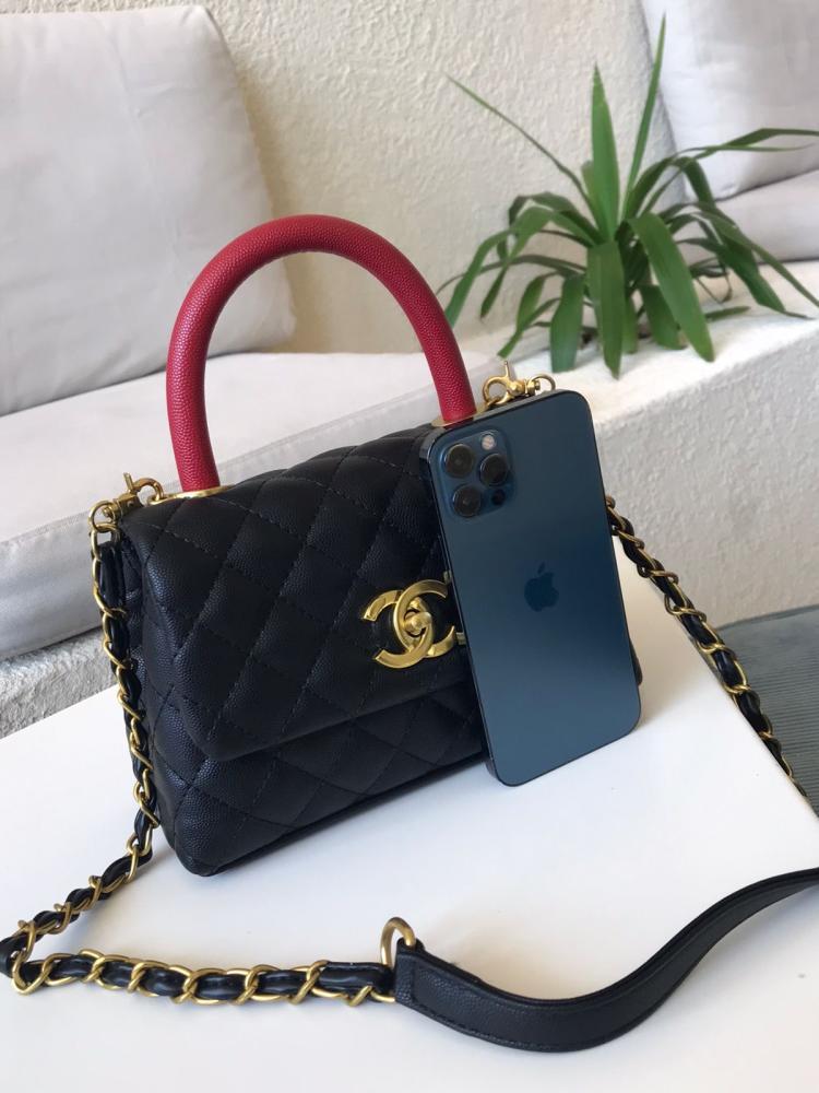 شنطة شانيل نسائية مبطنة باللون الأسود مع مقبض أحمر وسلسلة ذهبية