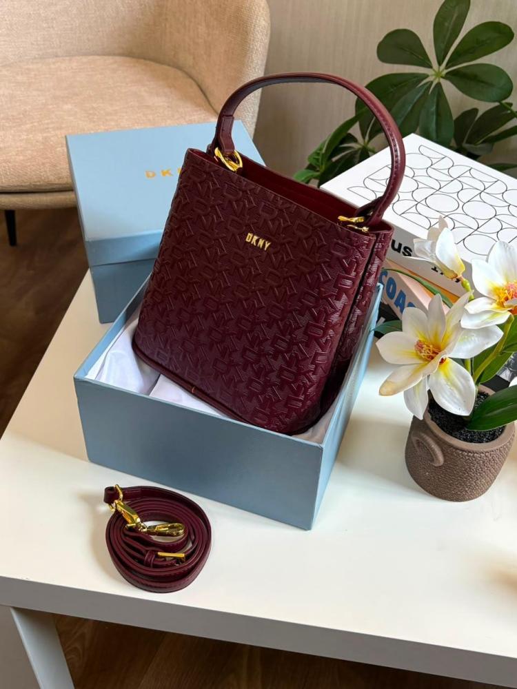 حقيبة يد نسائية ماركة دكني (DKNY) طراز دلو بنقشة مونوغرام
