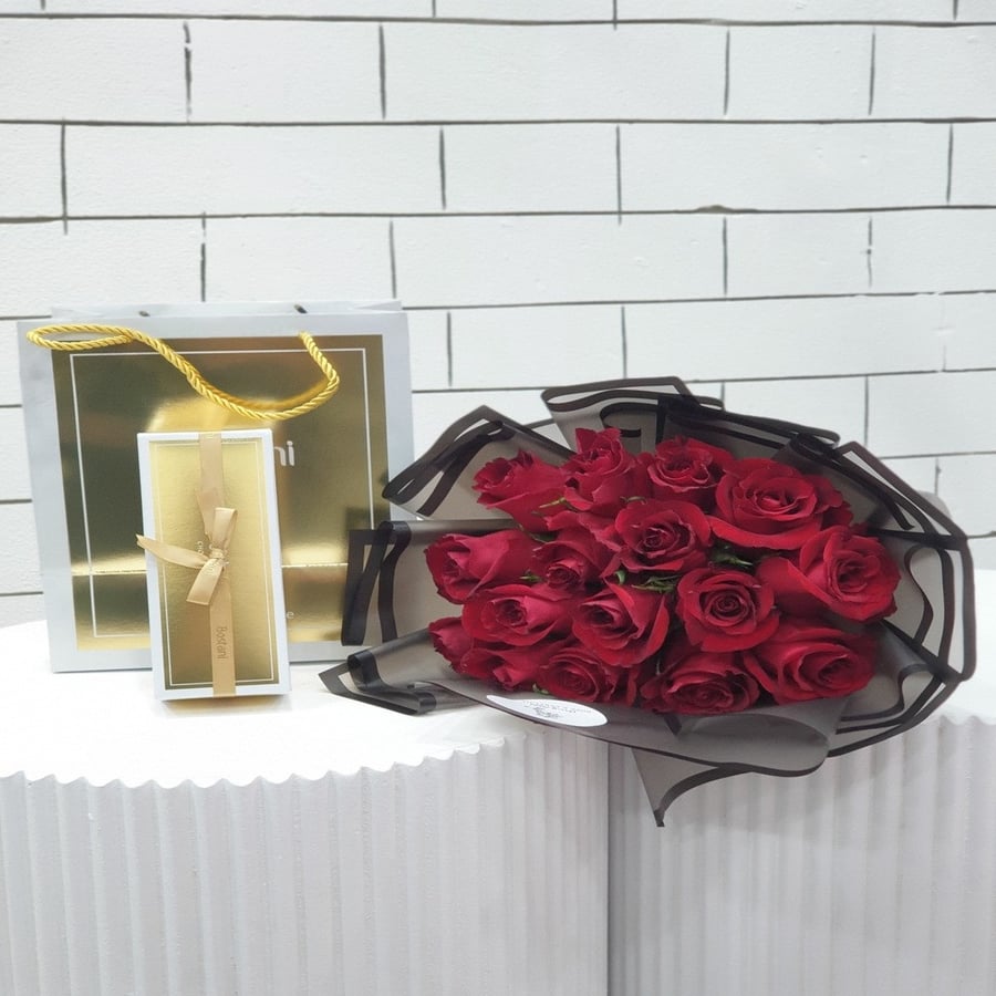 باقة 15 وردة مع تشوكلت بستاني Bouquet of 15 roses with bostani chocolate