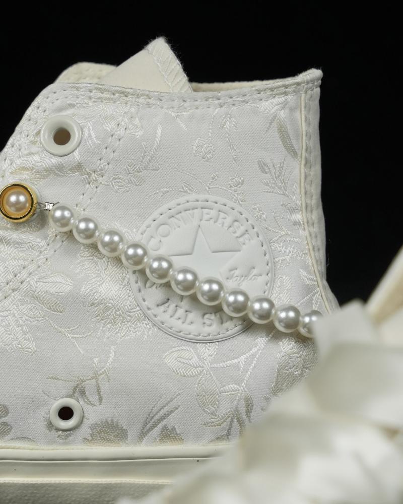 Converse Chuck Taylor All Star Hi Hello Kitty and Friends Charmed