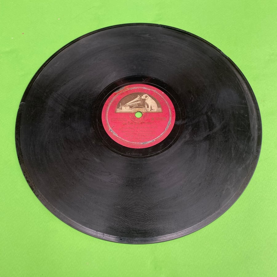 اسطوانة قديمه من شركة his master's voice
