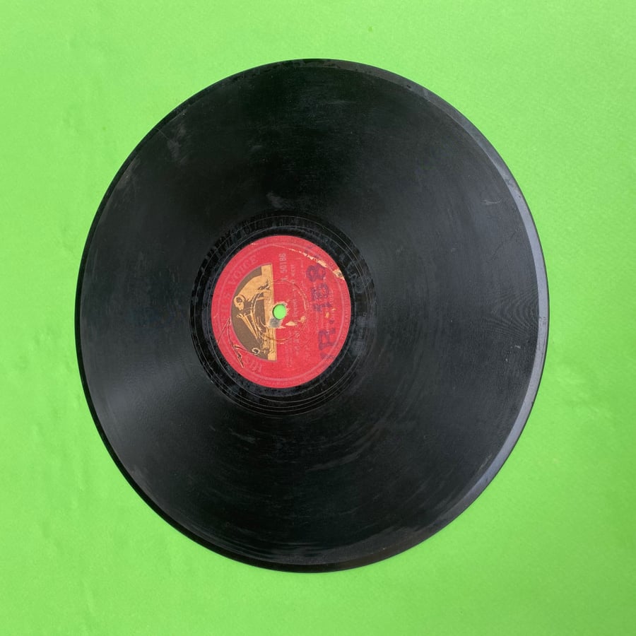 اسطوانة قديمه من شركة his master's voice