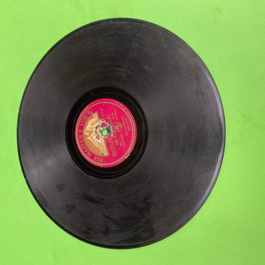 اسطوانة قديمه من شركة his master's voice