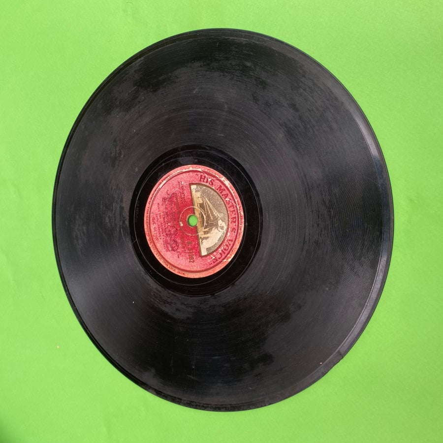 اسطوانة قديمه من شركة his master's voice