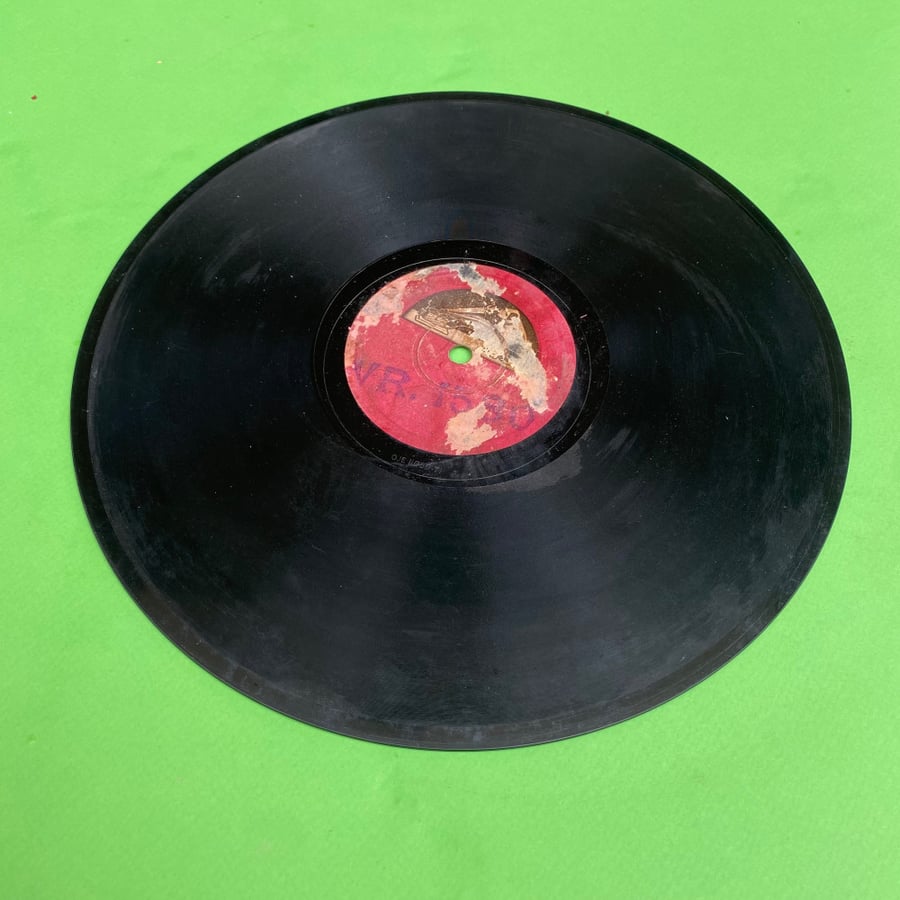 اسطوانة قديمه من شركة his master's voice