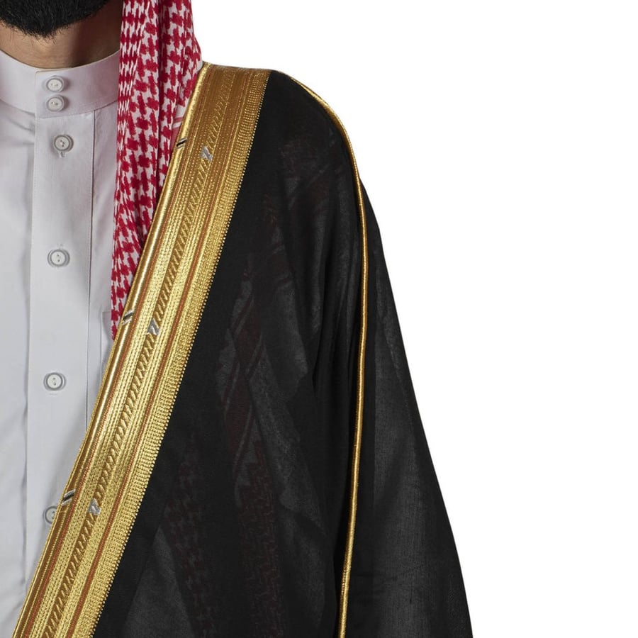 بشت ملكي أسود الذهبي