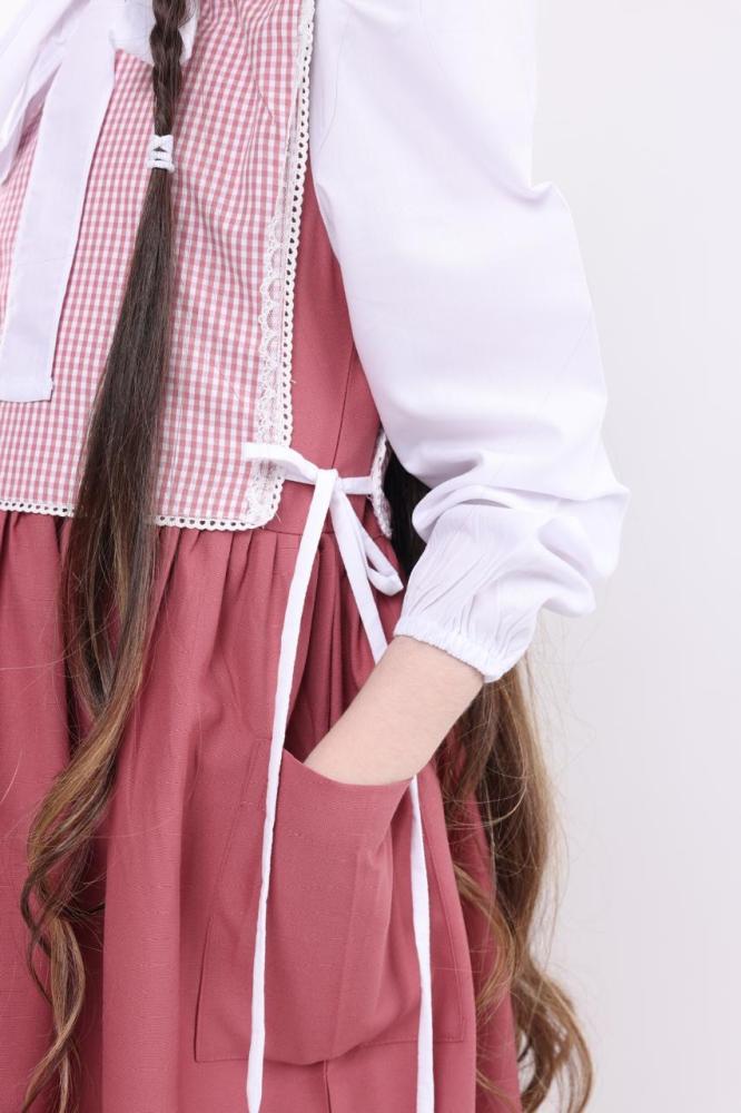 Checkedered apron with an elegant tie