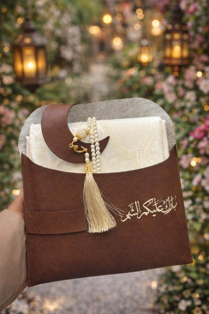 جيب جلد بعبارة مبارك عليكم الشهر مع سجادة وسبحة  1حبة