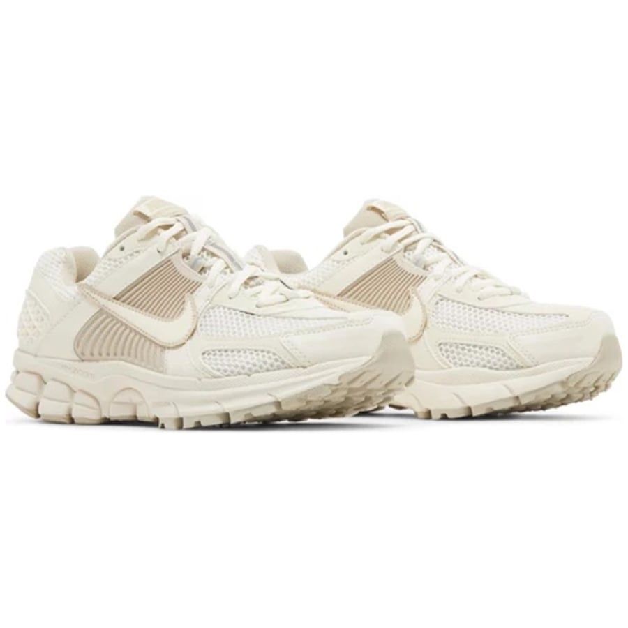 (Nike Zoom Vomero 5).