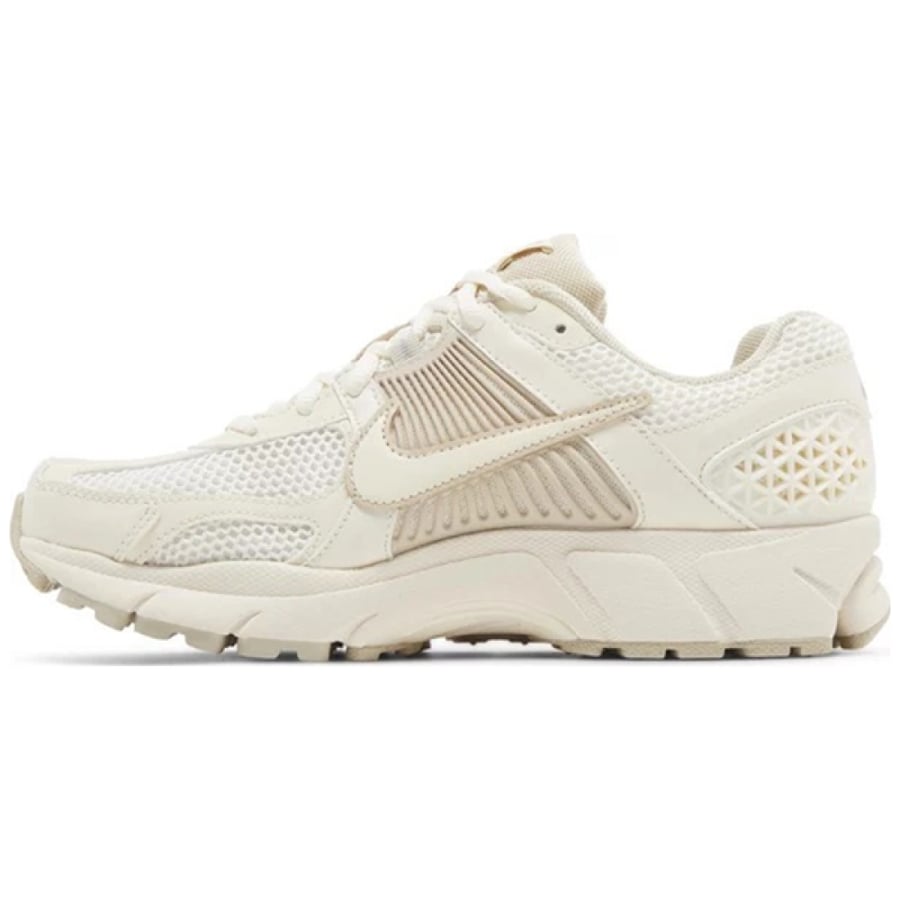 (Nike Zoom Vomero 5).