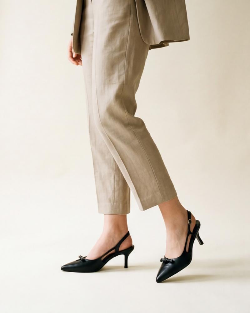 Elegant women's shoes with a medium heel in black