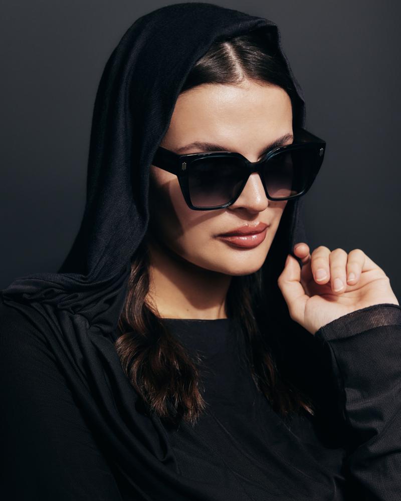 نظارة شمسية نسائية بتصميم عصري بلون أسود