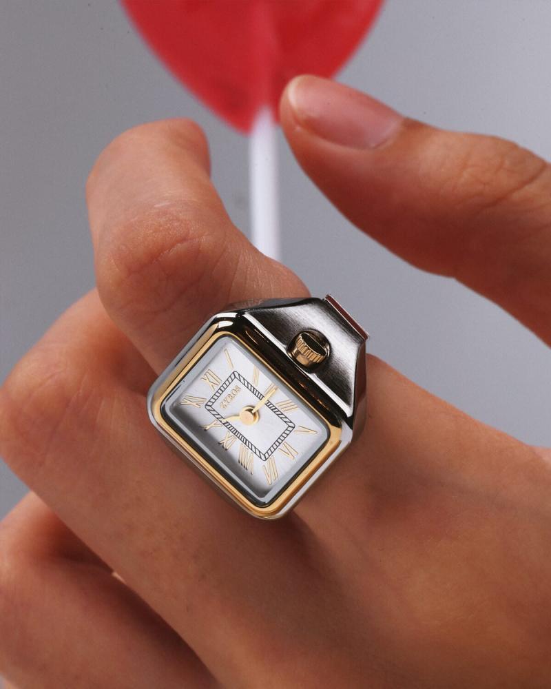 Ring watch with an innovative design in gold and silver
