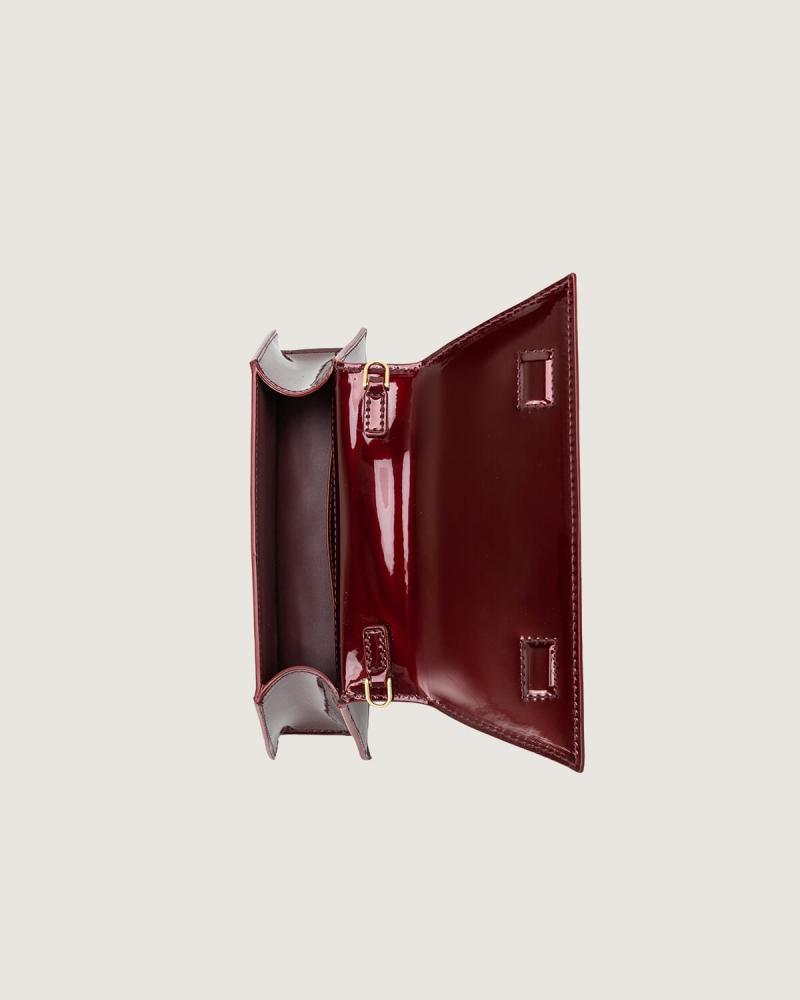 Medium-sized women's handbag for special occasions in burgundy color