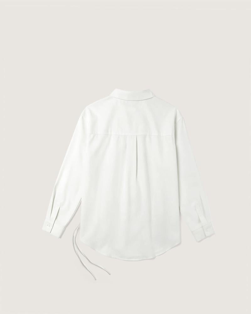 Women’s shirt in white with a classic design
